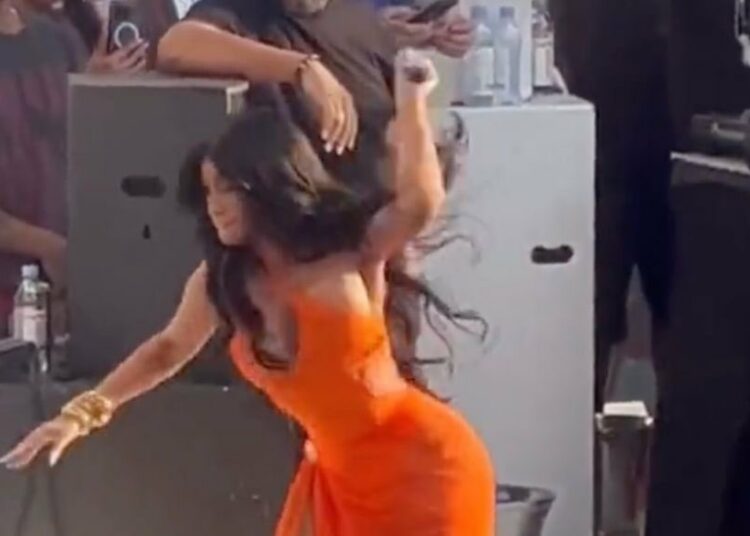 Subastan el micrófono que lanzó Cardi B a una fanática y ya alcanza un precio sideral