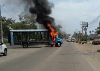 VIDEO: Hombres armados queman doce vehículos en una carretera de México