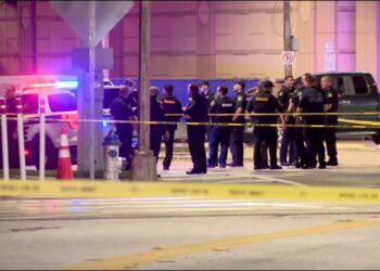 Fuerzas especiales de la Policía abatieron a un hombre que hirió de bala a dos agentes de Orlando en un hotel cercano a Universal Studios