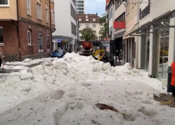(VIDEOS) Tormenta de granizo cubrió de blanco a una ciudad alemana en pleno verano