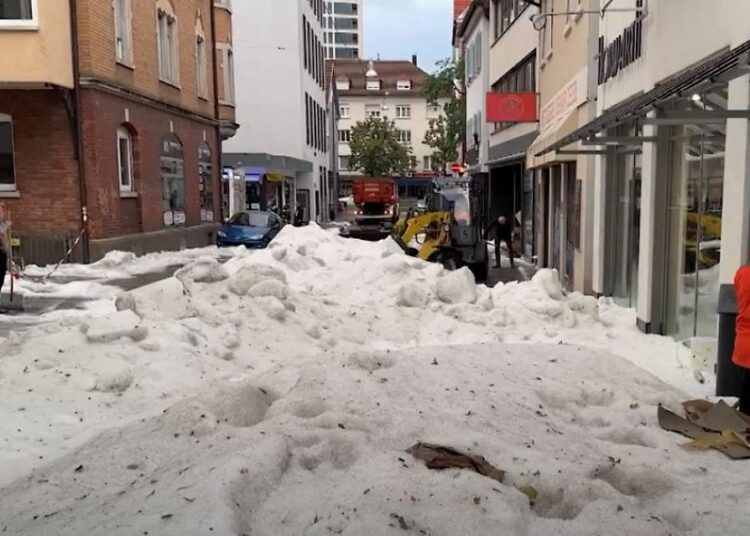(VIDEOS) Tormenta de granizo cubrió de blanco a una ciudad alemana en pleno verano