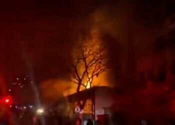 Incendio en edificio deja al menos 73 muertos en Sudáfrica
