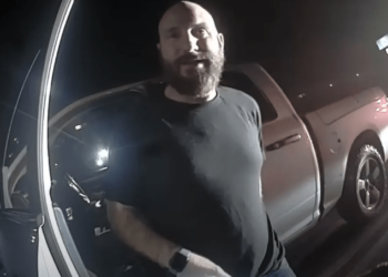 Cae hombre acusado de abuso infantil cuando viajaba con 6 niños en ese momento