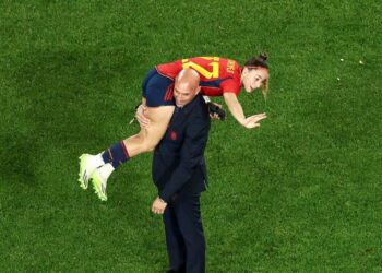 Nuevas imágenes de Luis Rubiales con una jugadora avivan la polémica y la denuncia de acoso que pone en jaque su futuro