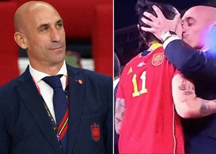 Luis Rubiales en el ojo de la tormenta tras el beso en el festejo de España