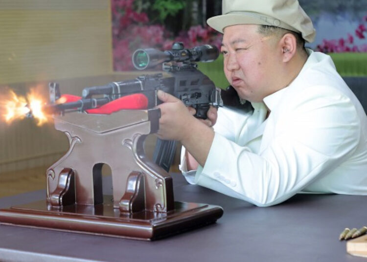Kim Jong-un pide incrementar la producción armamentística