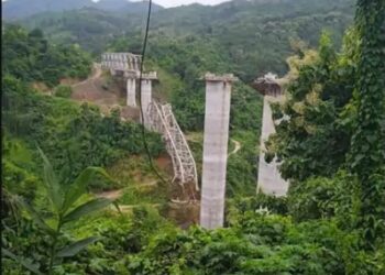 Al menos 17 muertos tras el derrumbe de puente ferroviario en India
