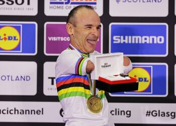 Un ciclista paralímpico sin manos recibió un reloj pulsera de premio en el Mundial de Glasgow