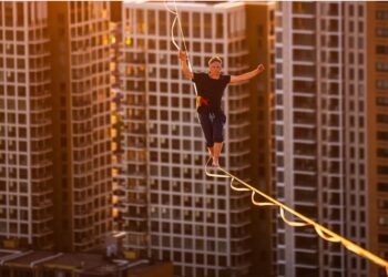 (VIDEO) Camina a 195 metros de altura sobre la cuerda iluminada más larga del mundo