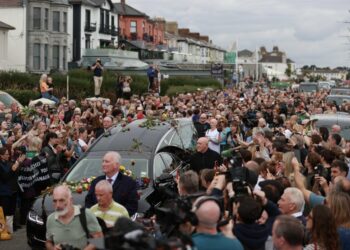 Miles de seguidores y colegas despidieron a la cantante Sinead O’Connor en un masivo funeral en Irlanda
