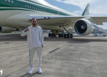 Neymar llegó a Arabia Saudita en el lujoso avión de la familia real y fue recibido por los fanáticos
