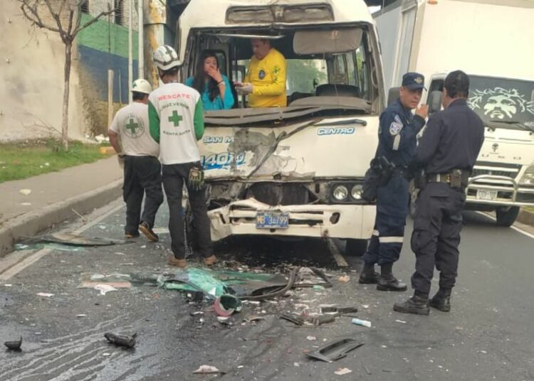 Accidente entre dos microbuses deja varios lesionados en bulevar del Ejército
