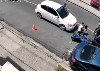 VIDEO: Conductor embiste a una pareja de motociclistas, golpea otro carro y se da a la fuga, en San Marcos