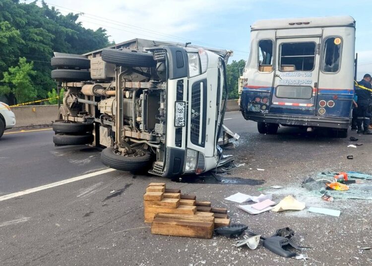 Registran accidente de tránsito entre camión volcado y un microbús en Quezaltepeque
