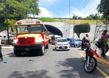 Reportan tres personas lesionadas tras accidente entre una motocicleta y un autobús en Soyapango