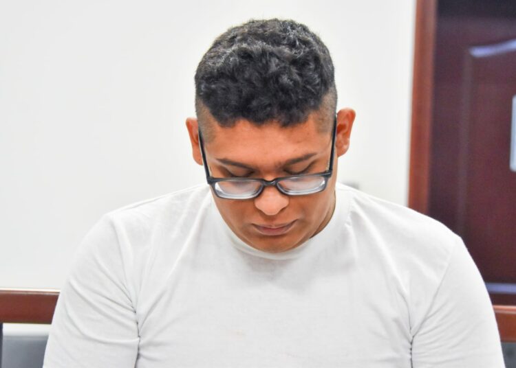 Agente policial que extorsionó a una víctima se mantendrá en prisión provisional