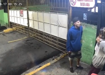 VIDEO | Sujetos agreden a un vigilante del Hospital Psiquiátrico de Soyapango