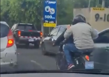 «¡Directo a prisión, rateros!» Ministro de Justicia informa captura de motociclistas que robaban a conductores sobre la 75 avenida norte