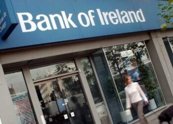 (VIDEO) Error en un banco irlandés permite a clientes sin fondos retirar 1.000 euros