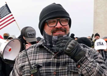 Líder de asalto al Capitolio condenado a 17 años de prisión