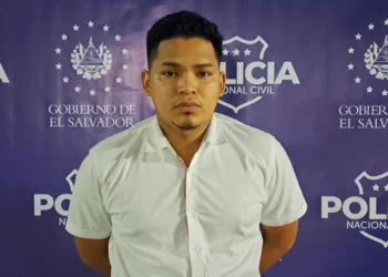 Capturan a motorista que conducía a excesiva velocidad