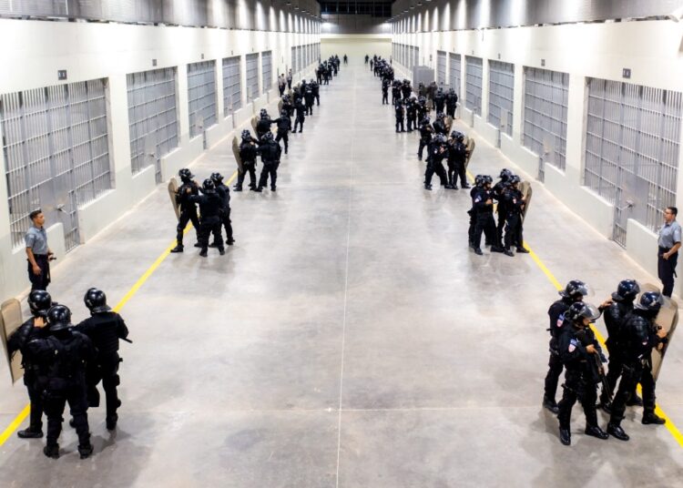 Comisionado y procuradora de DD. HH. verifican condición de reos en Cecot