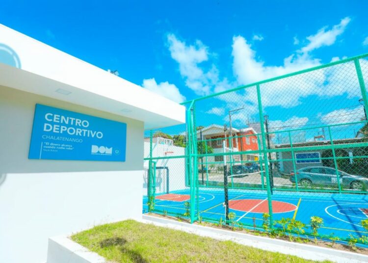 Habitantes de La Laguna, en Chalatenango, ya cuentan con moderno centro deportivo construido por la DOM