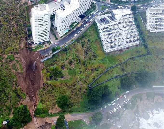 Un edificio queda al borde del colapso por un enorme socavón en las costas de Chile