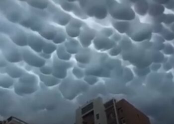 (VIDEO) Nubes gigantes de forma inusual aparecen en el cielo de China