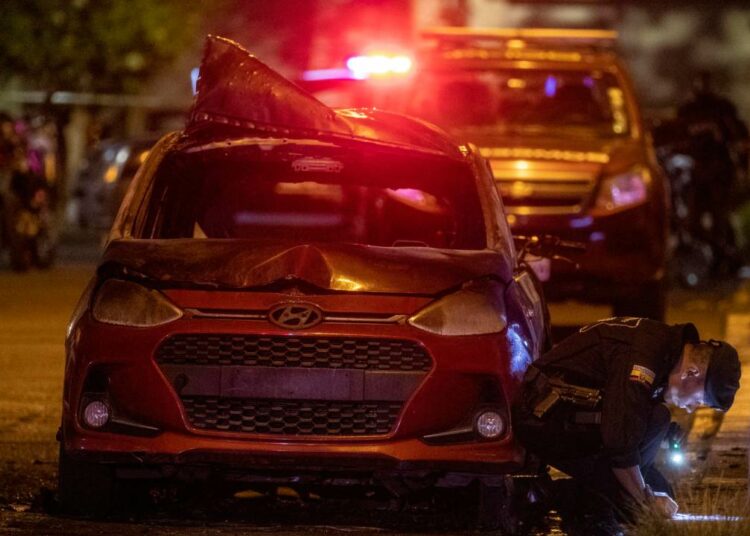 Explotan dos coches bomba en la capital de Ecuador