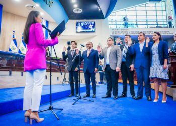 Juramentan comisión de antejuicio que dictaminará sobre desafuero de diputado Erick García