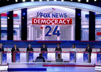 Aspirantes presidenciales republicanos luchan por protagonismo ante ausencia de Trump en primer debate de primarias