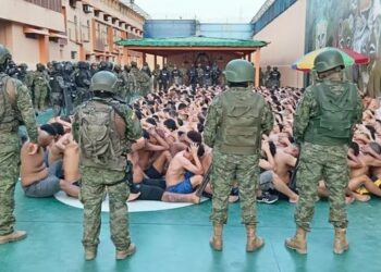 La policía de Ecuador allanó la cárcel más peligrosa del país y encontró armas, municiones, drogas, una pecera gigante y hasta una granja