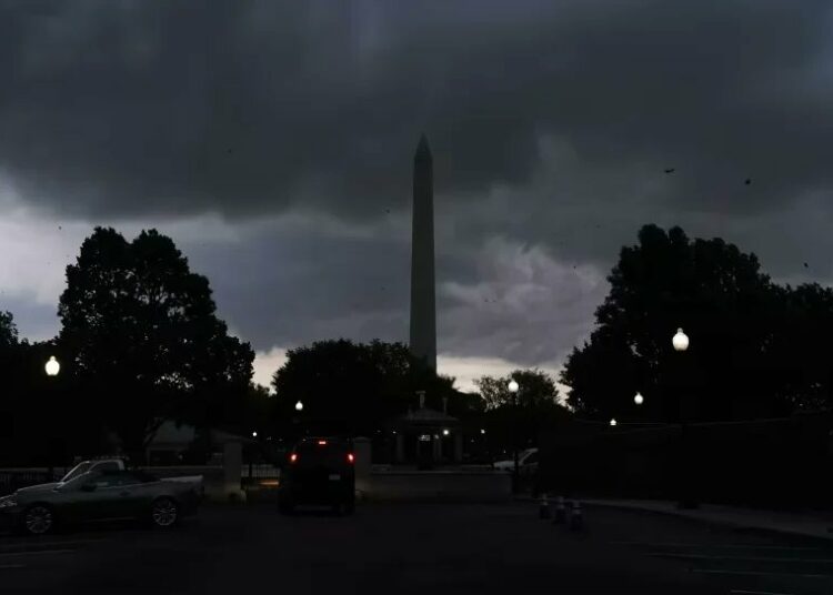Dos muertos y más de un millón de hogares sin electricidad por las tormentas en el este de Estados Unidos