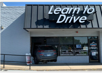Un instructor de manejo empotra un coche en su autoescuela