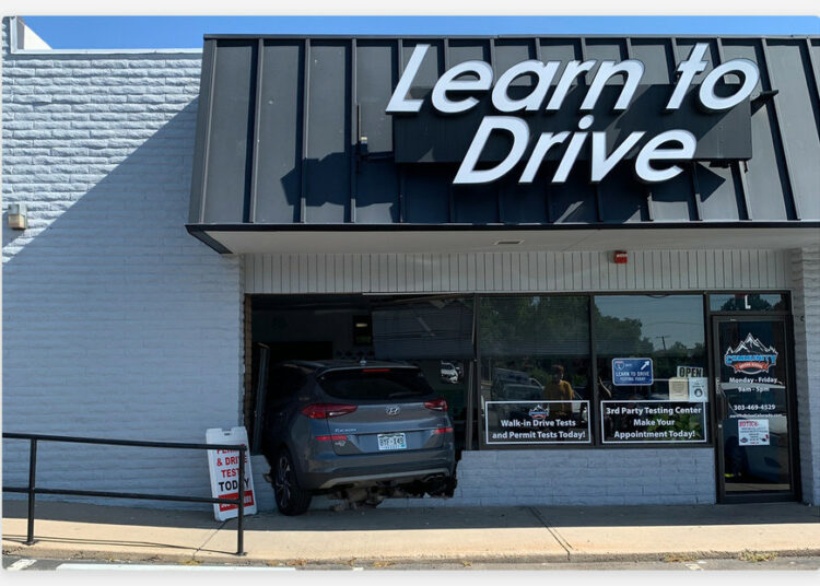 Un instructor de manejo empotra un coche en su autoescuela