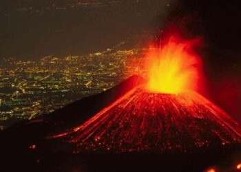 Erupción del Etna obliga a cerrar el Aeropuerto de Catania
