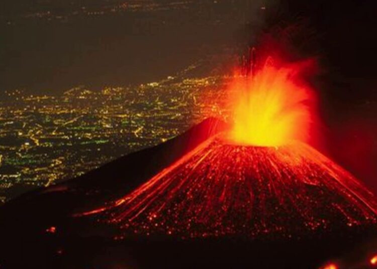 Erupción del Etna obliga a cerrar el Aeropuerto de Catania