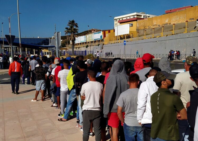 Cientos de personas quedan atrapadas a 40 grados y sin agua en la frontera entre Marruecos y España