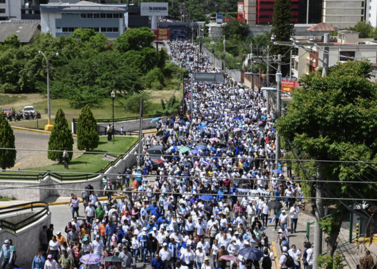 Miles de hondureños se manifiestan contra Xiomara Castro