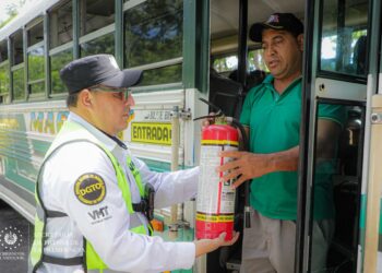 Directora del FONAT, Paola Bardi, supervisó un control vehicular al transporte colectivo instalado sobre la carretera a Comalapa