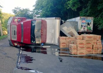 Taxi invade carril y provoca que furgón vuelque