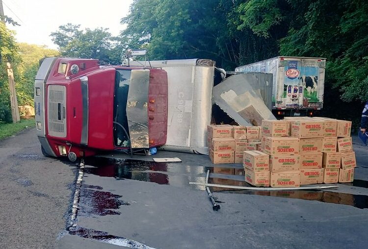Taxi invade carril y provoca que furgón vuelque