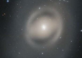 El Hubble capta a un ‘fantasma’ flotando a 44 millones de años luz de la Tierra