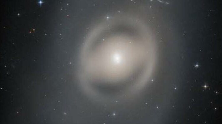 El Hubble capta a un ‘fantasma’ flotando a 44 millones de años luz de la Tierra