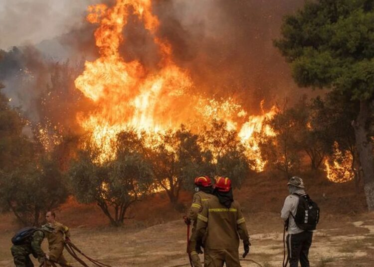 Grecia combate mayor incendio del que haya registro en la UE