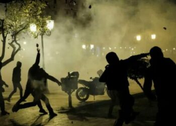 (VIDEOS) Pospuesto AEK-Dinamo Zagreb tras enfrentamientos que dejaron un muerto y varios heridos, en juego clasificatorio para la Champions League 2023-2024