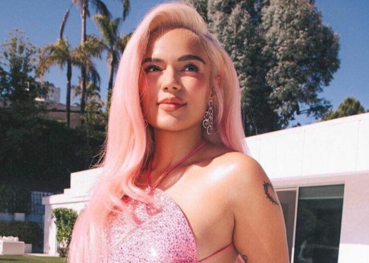 (VIDEO) Karol G casi se queda sin falda en pleno show