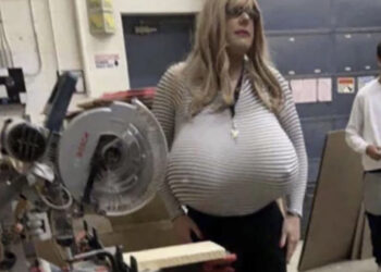 Vuelven a contratar a la profesora trans canadiense que luce una gigante prótesis de pecho