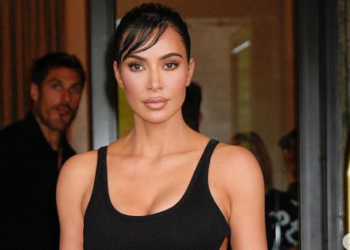 Kim Kardashian eligió un diminuto bikini dorado para una sesión nocturna de fotos desde Italia